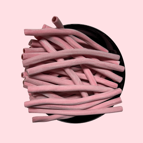 Roze aardbeistaafjes met rode vulling in zwart bakje