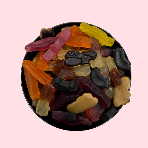 Geel-oranje-rood-zwarte autodrop snoepjes in zwart bakje