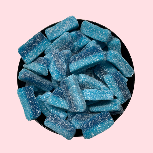 Gesuikerde blauwe schijfjes zuur in blauw en lichtblauw in zwart bakje