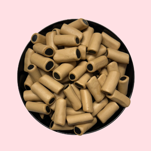 Caramel sticks bruine karamel met zwarte dropvulling in zwart bakje