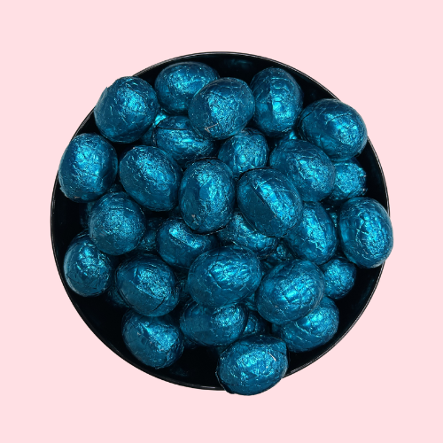 Chocolade Eitjes Melk Crisp in blauwe verpakking in zwart bakje