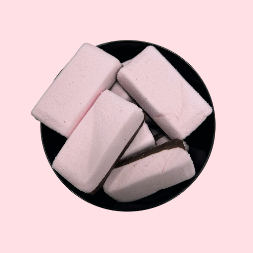 Chocolade spek met licht roze aardbei laagje in zwart bakje