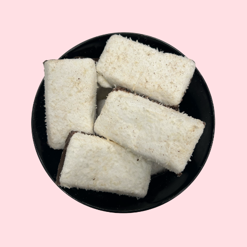 Chocolade spek met wit laagje kokos in zwart bakje