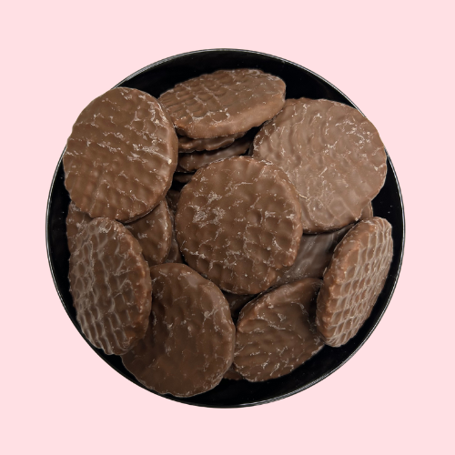 Chocolade stroopwafels in zwart bakje
