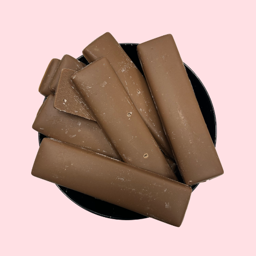 Chocolade toffeereep melkchocolade in zwart bakje