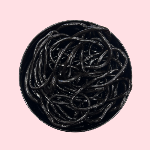 Zwarte drop veters snoep in zwart bakje