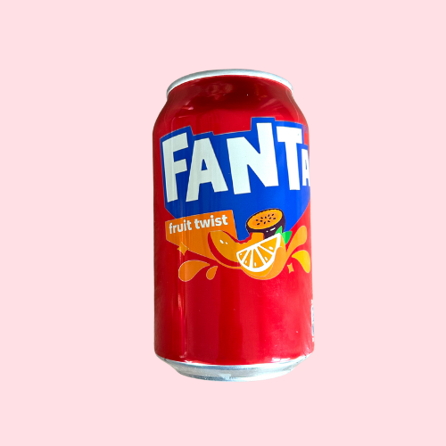 Rood-oranje Fanta Fruit Twist blikje met Fanta-logo en fruitafbeelding