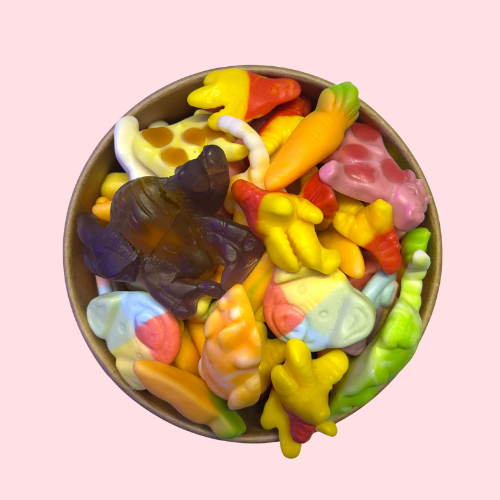 Poke bowl gevuld met snoep spinnen wortels kippenpoten koeien muizen en biggen