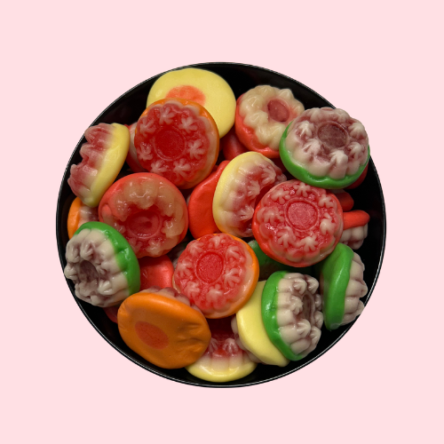 Rode, groene, gele en oranje Filled Tarts snoepjes in zwart bakje