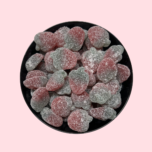 Gesuikerde Fizzy Strawberries rood en groen in zwart bakje