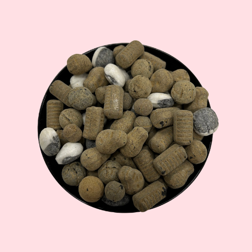 Grijs-wit-bruine kleurige fjordenmix salmiak snoep in zwart bakje