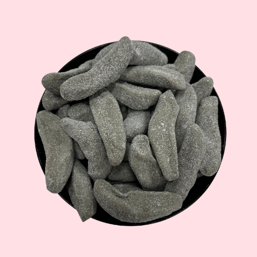 Grijze zoute bananen snoep in zwart bakje