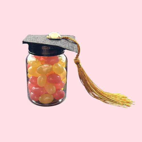 Snoeppot met jelly beans en zwart geslaagd hoedje met gouden lint