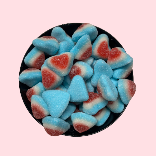 Blauw, wit en rood gesuikerde hartjes snoepjes in zwart bakje