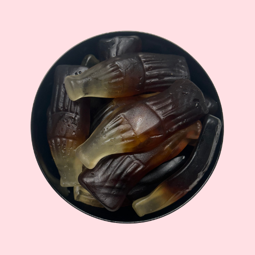 Zoete Giga Cola Flessen in cola kleur in zwart bakje