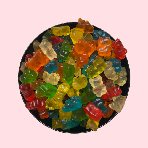 Groene, oranje, gele, rode en blauwe Gummy Bears snoepjes in zwart bakje