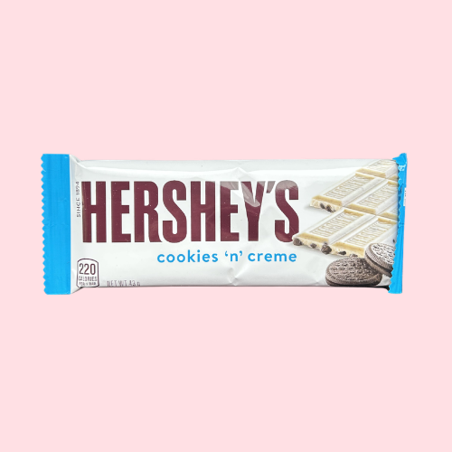 Hershey's Cookies & Cream blauw witte verpakking met chocolade en Hershey's logo