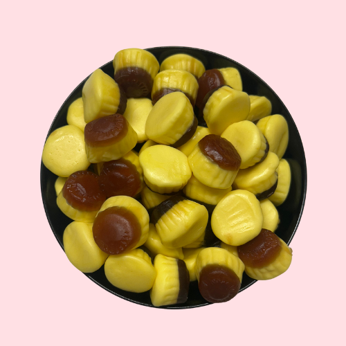 Gele en bruine Jelly Creme Caramel snoepjes in zwart bakje