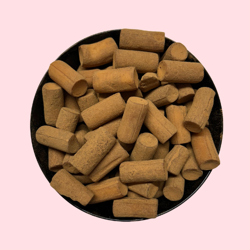 Bruine Kaneelstokjes snoepjes in zwart bakje