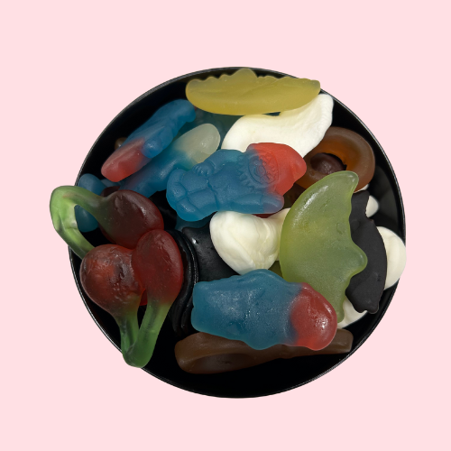 Kersjes, manen, kabouter, muizen, sleutels en drop snoep in haribo kindermix inn zwart bakje