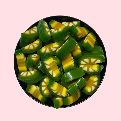 Groen-gele Lemon/Lime Slices snoepjes in zwart bakje