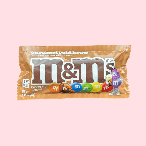M&M's Caramel Cold Brew bruine verpakking met m&m's en M&M's logo