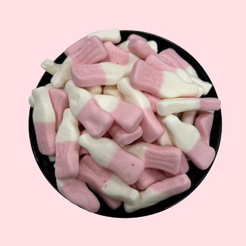 Roze-witte snoepjes in vorm van milkshake in zwart bakje