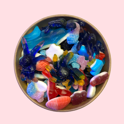 Poke Bowl gevuld met snoep dolfijnen inktvissen schelpjes turtles en haaien