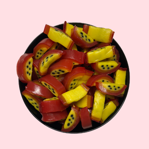 Rood-gele Passionfruit Slices snoepjes in zwart bakje