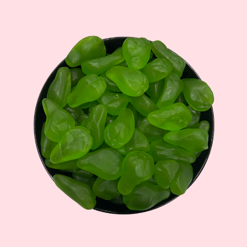 Groene peren snoep in peer vorm in zwart bakje