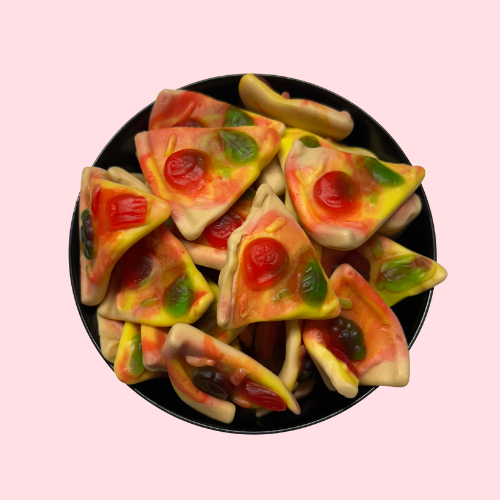 Gele, rode en groene snoepjes in de vorm van pizzapunten in zwart bakje