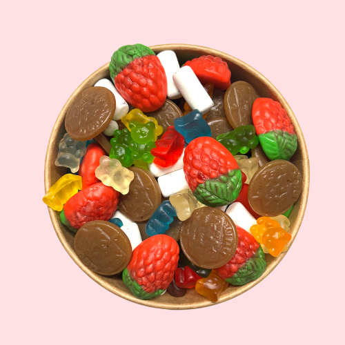 Poke Bowl gevuld met snoep aardbeien schoolkrijt gummy bears en salmiak munten