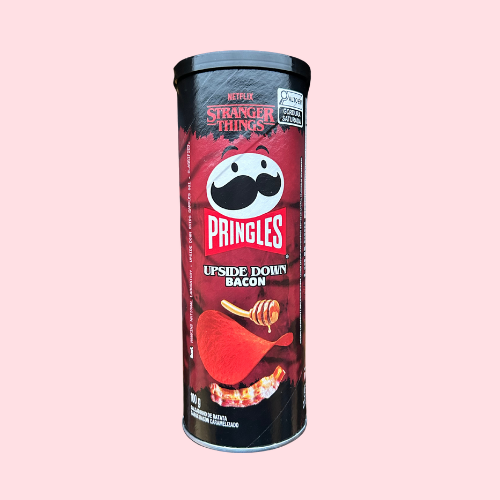 Pringles Netflix stranger things bacon smaak chips, rood zwarte ronde koker verpakking