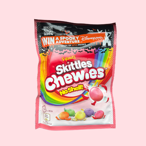 Skittles Chewies in roze verpakking met regenboog en Skittles snoepjes