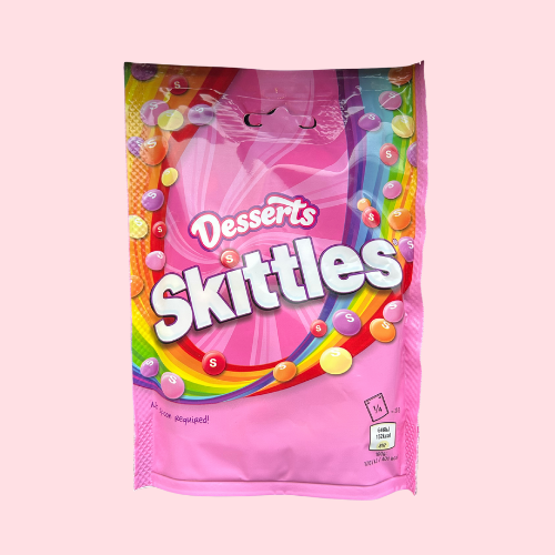 Skittles Desserts in roze verpakking met regenboog en Skittles snoepjes