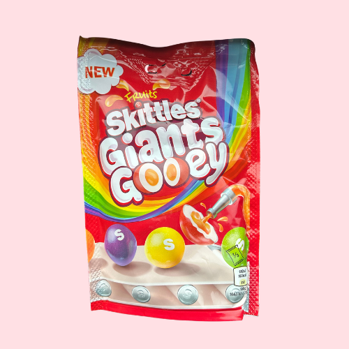 Skittles Gooey Giants in rode verpakking met Skittles snoepjes
