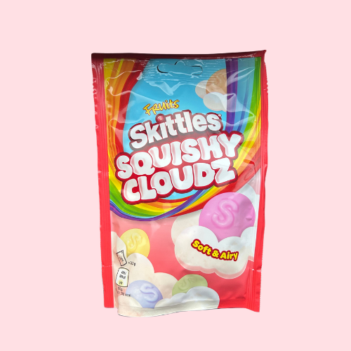 Skittles Squishy Clouds Fruity snoep in rode verpakking met regenboog en wolken