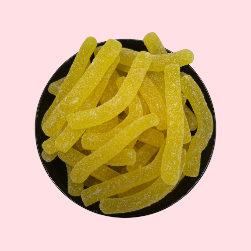 Gele snoep frietjes gesuikerd in zwart bakje