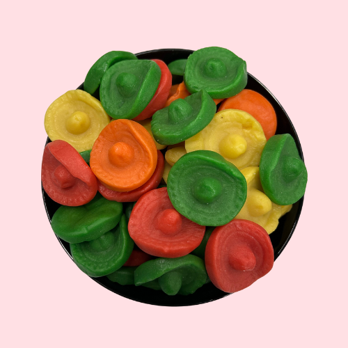 Geel-groen-oranje-rode snoep hoedjes in verschillende fruit smaken in zwart bakje