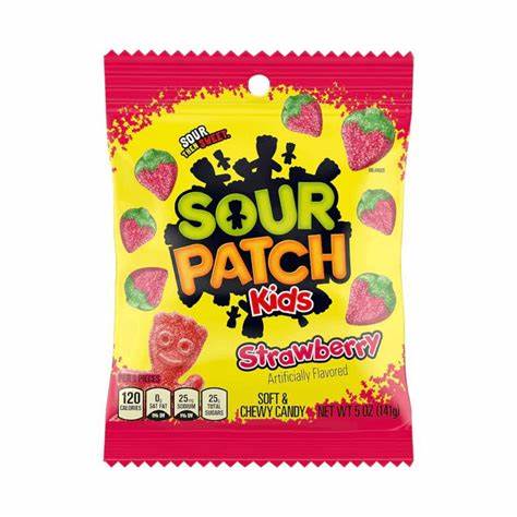 Sour Patch Kids Strawberry snoep in geel-rode verpakking met aardbeien