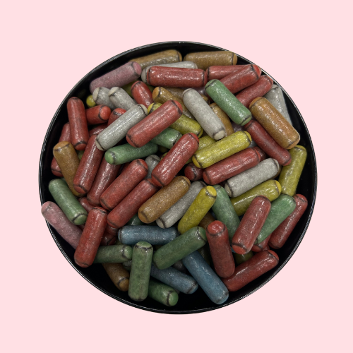 Rood-groen-geel-witte stafetten snoep in zwart bakje