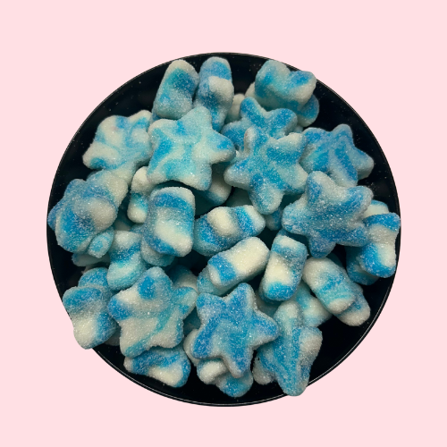 Blauwe en witte gesuikerde Twist Stars snoepjes in zwart bakje
