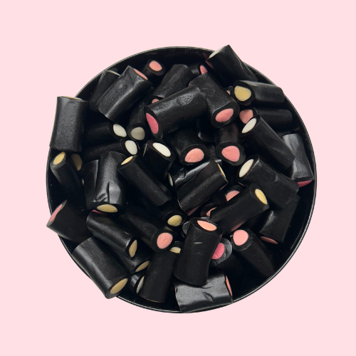 Vruchtendrop met gele, witte en roze vulling in zwart bakje