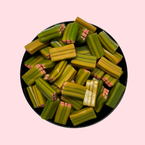 Groene Watermeloen Bricks snoepjes met roze binnenkant in zwart bakje