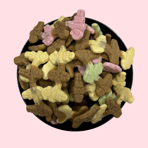 Geel-bruin-roze-groene zoute rijen snoep in de vorm van mannetjes in zwart bakje