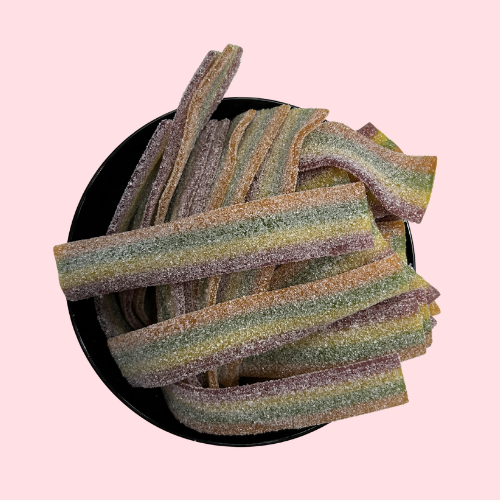 Gesuikerde zure matten in regenboogkleuren in zwart bakje