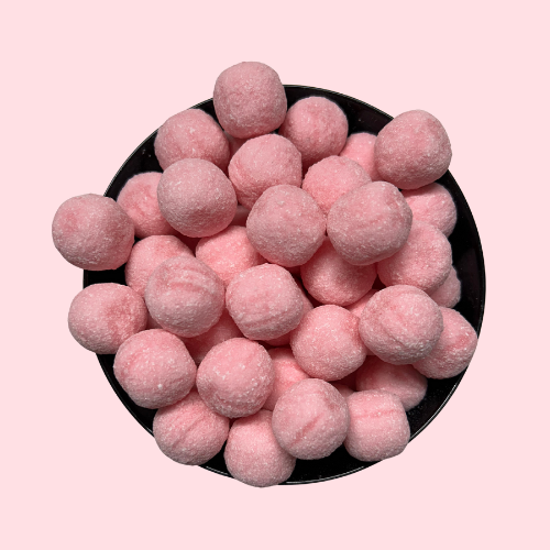 Zure aardbeikogels roze in zwart bakje