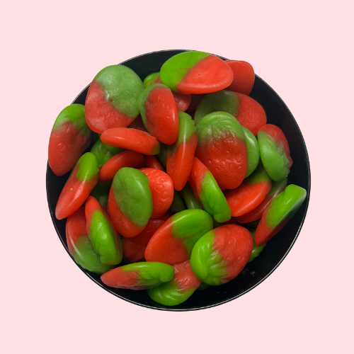 Zoete rood-groene aardbeitjessnoepjes in zwart bakje