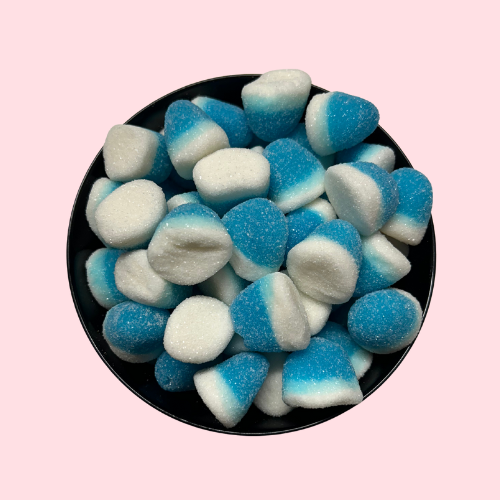 Blauw-witte snoepjes in de vorm van kusjes in zwart bakje