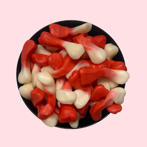 Rode en witte botjessnoepjes in zwart bakje